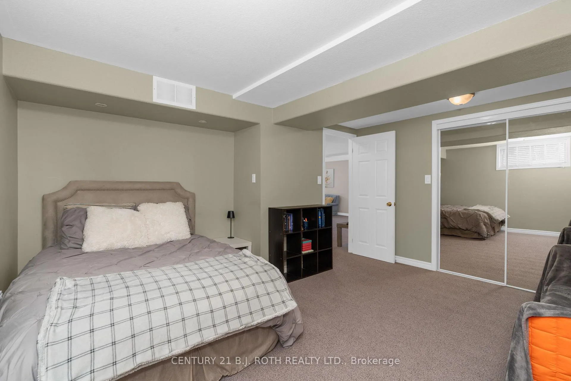 Photo 34 of 63 Kenwell Crescent, Barrie, Holly — HOMEH