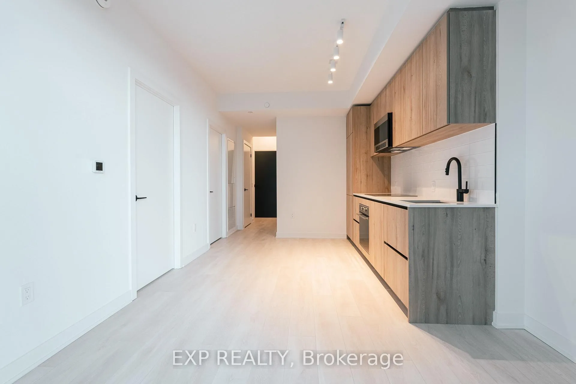 Photo 3 of Unit 1713, 117 Broadway Avenue, Toronto, Mount Pleasant West — HOMEH