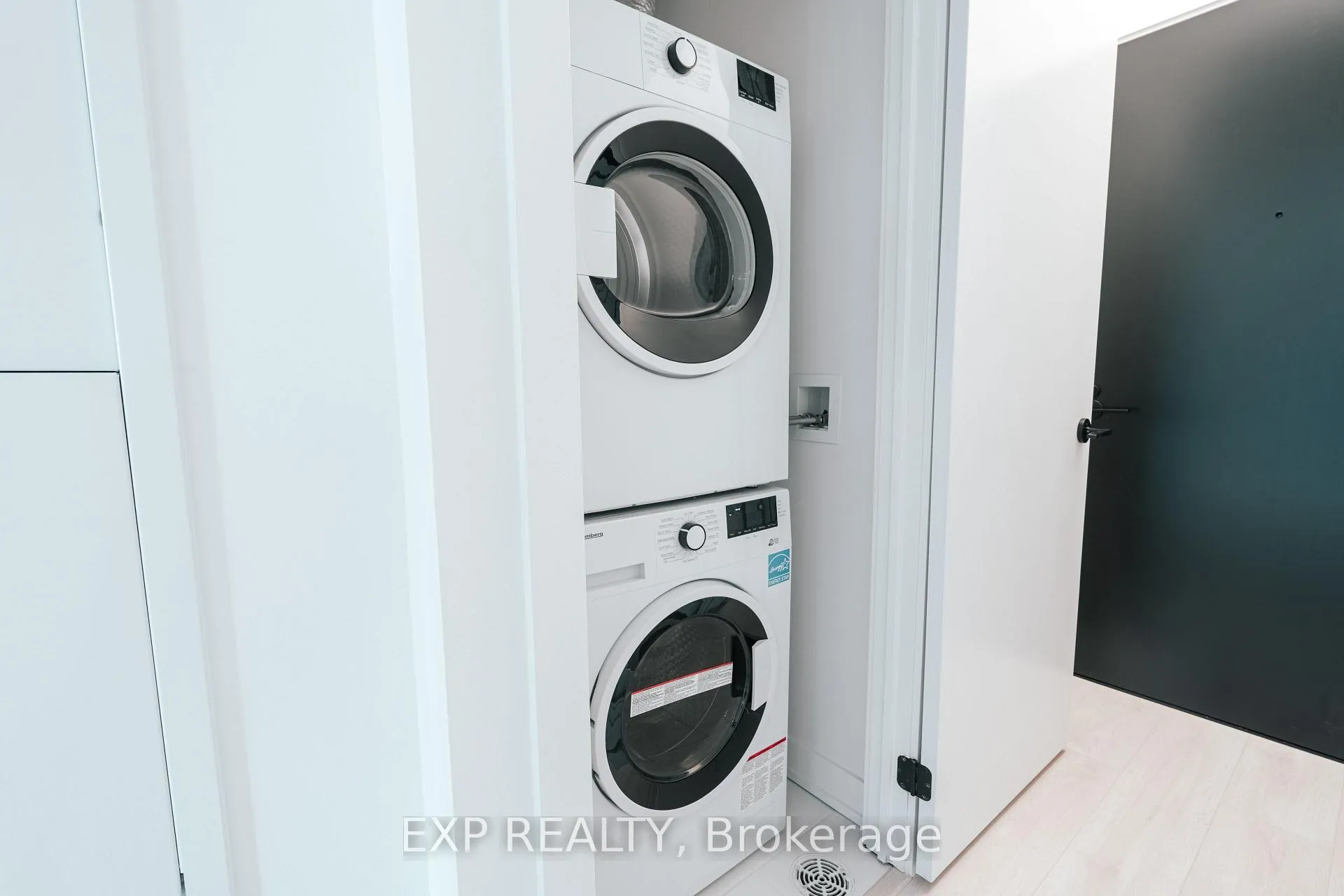 Photo 8 of Unit 1713, 117 Broadway Avenue, Toronto, Mount Pleasant West — HOMEH