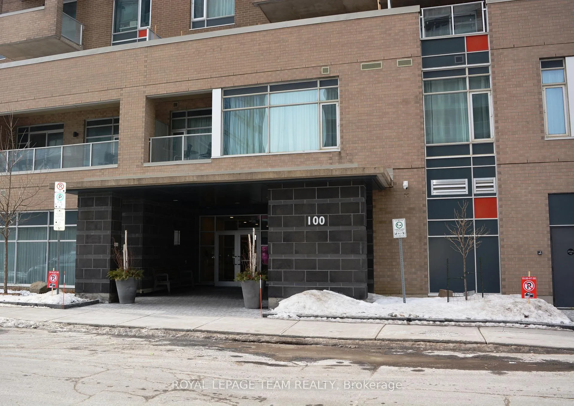 Front of Unit 704, 100 Champagne Avenue S