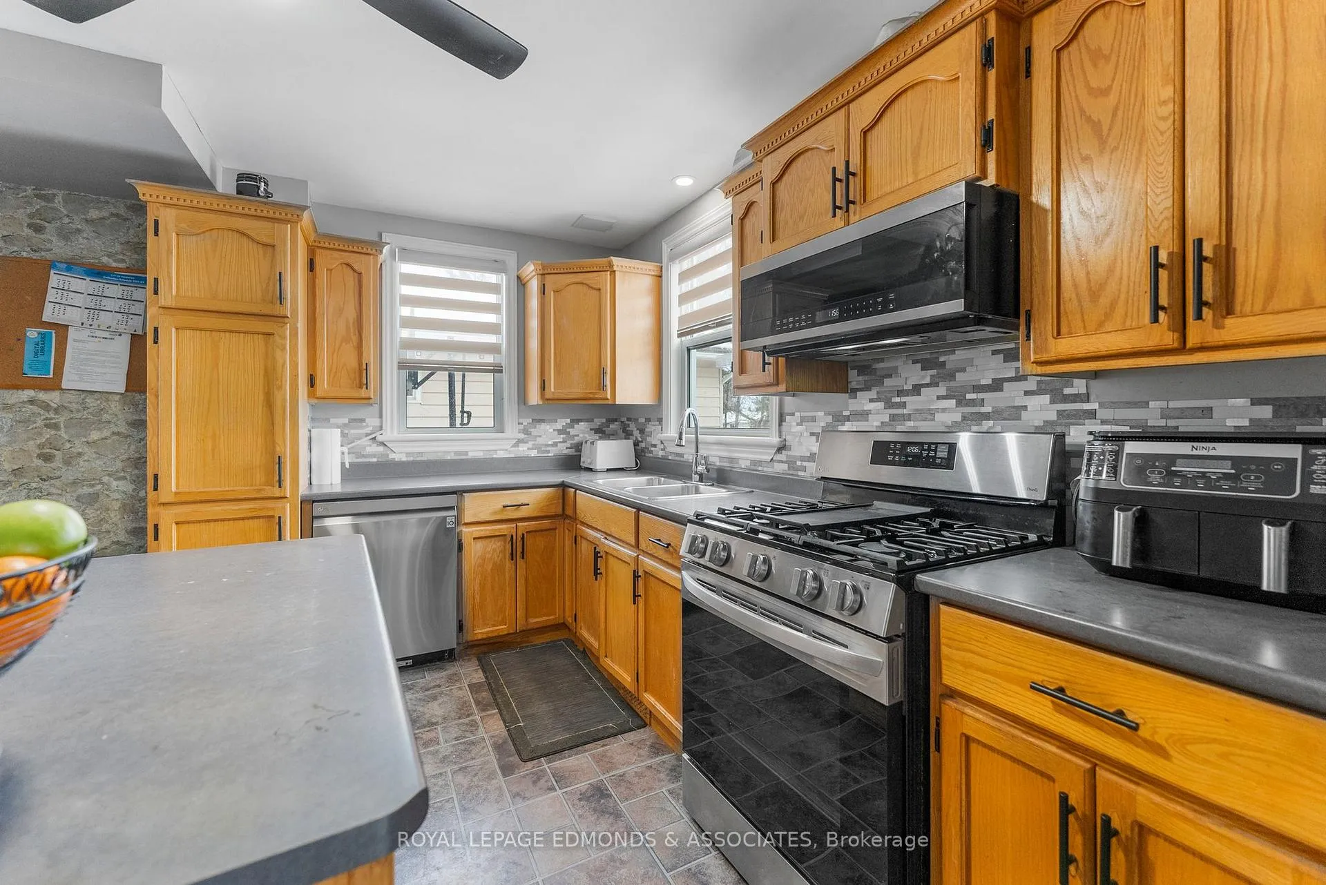 Photo 12 of 565 Elizabeth Street, Pembroke — HOMEH