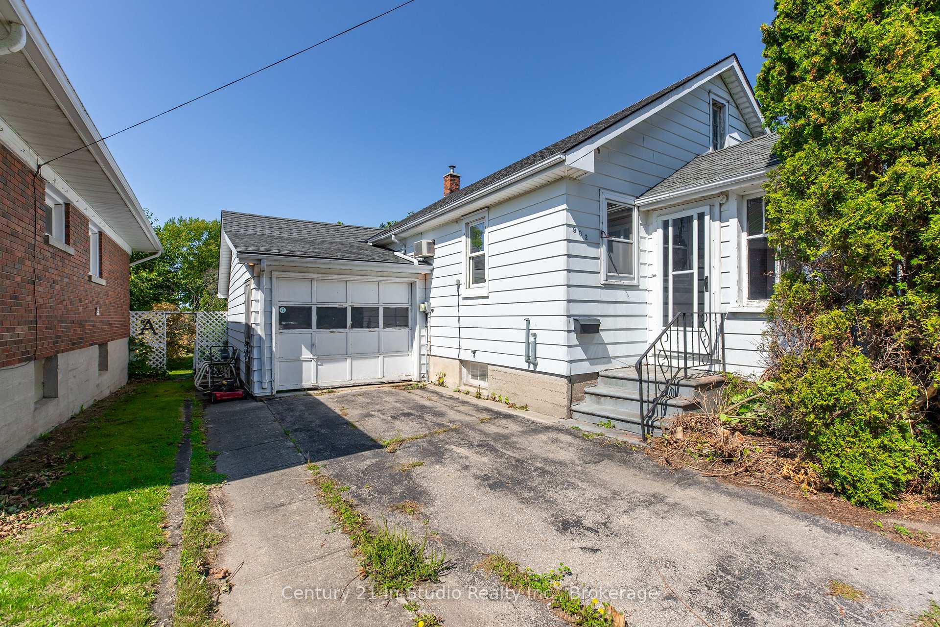 Front of 902 Huron Terrace
