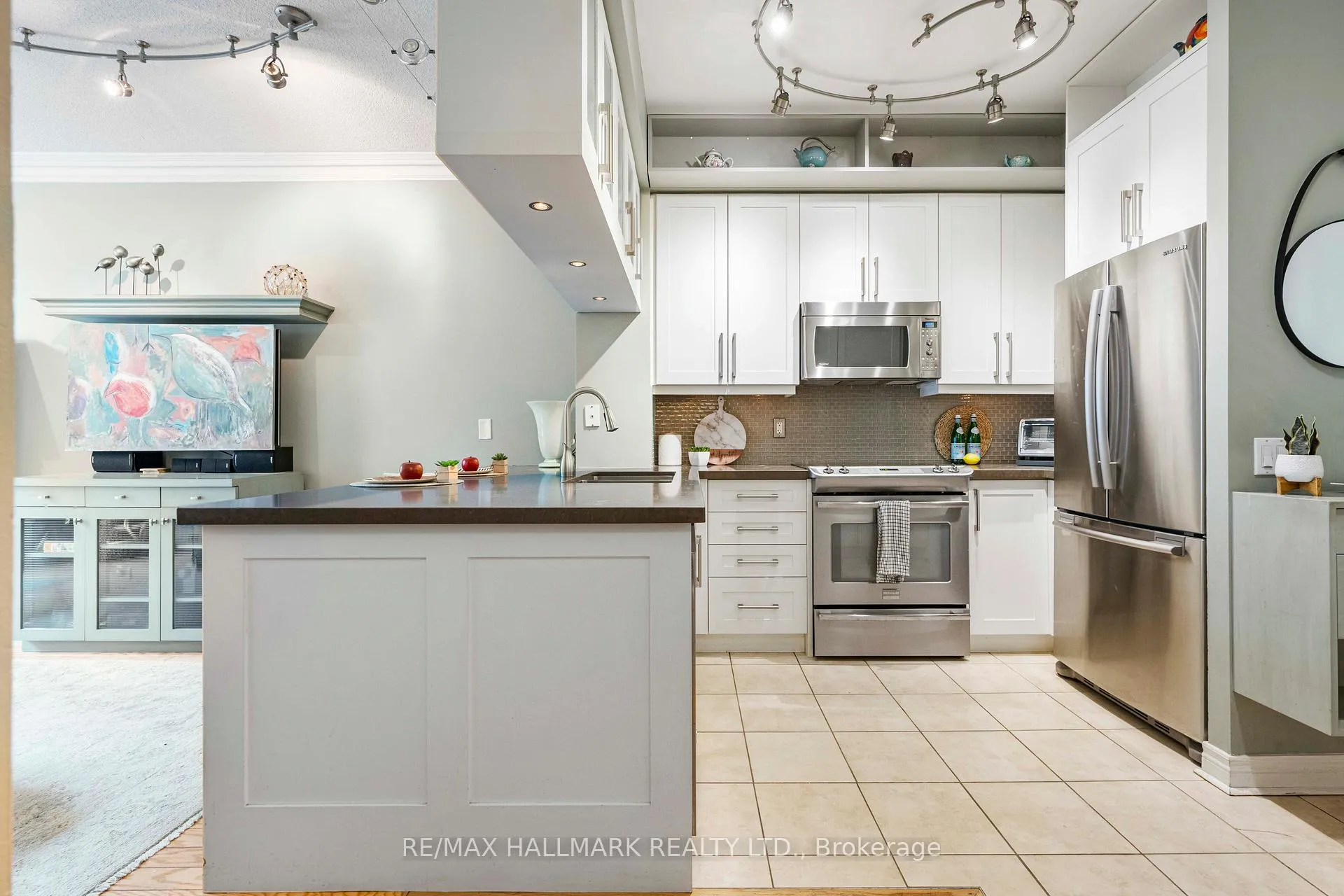 Photo 6 of Unit 224, 9 Boardwalk Drive, Toronto, The Beaches — HOMEH