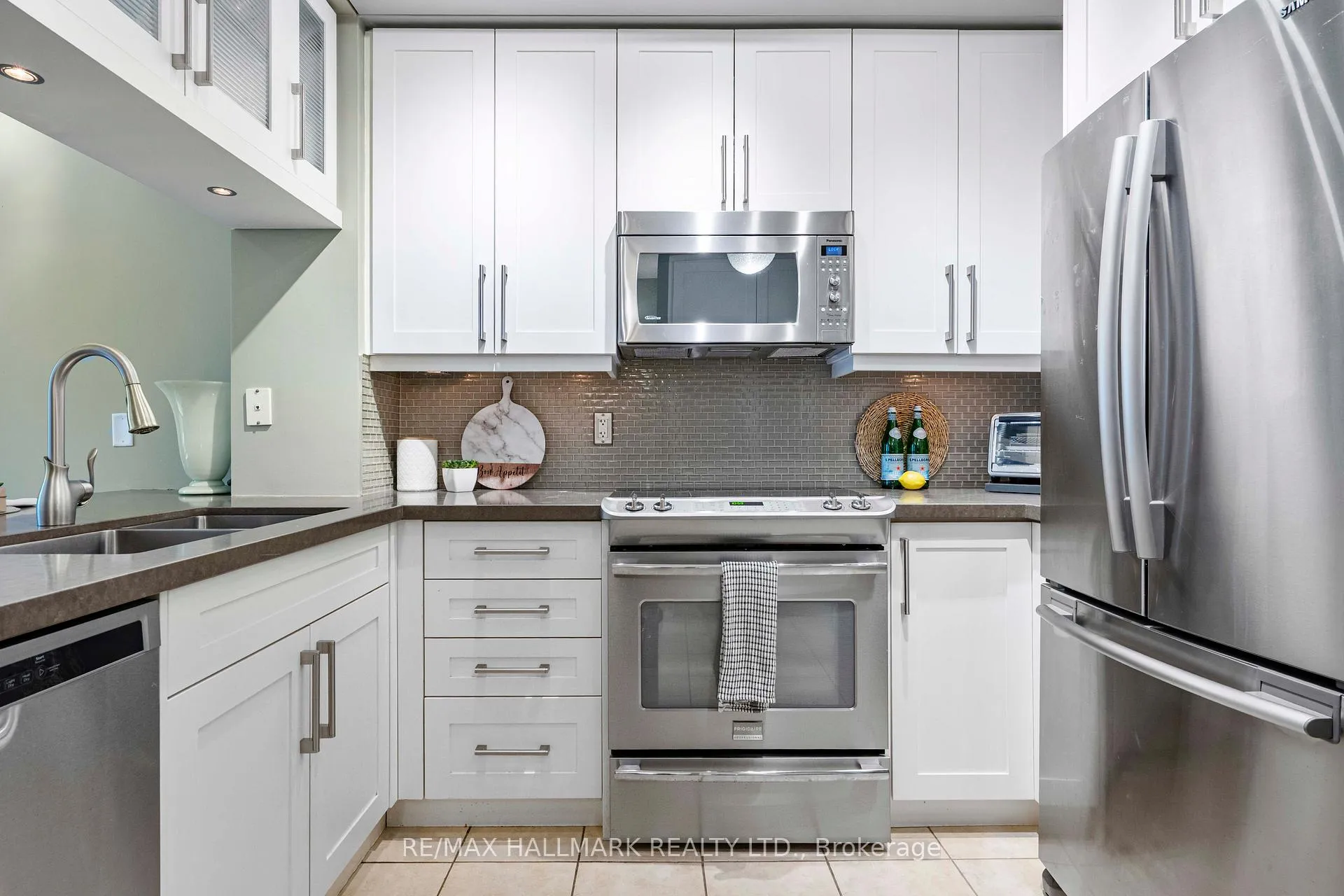 Photo 9 of Unit 224, 9 Boardwalk Drive, Toronto, The Beaches — HOMEH