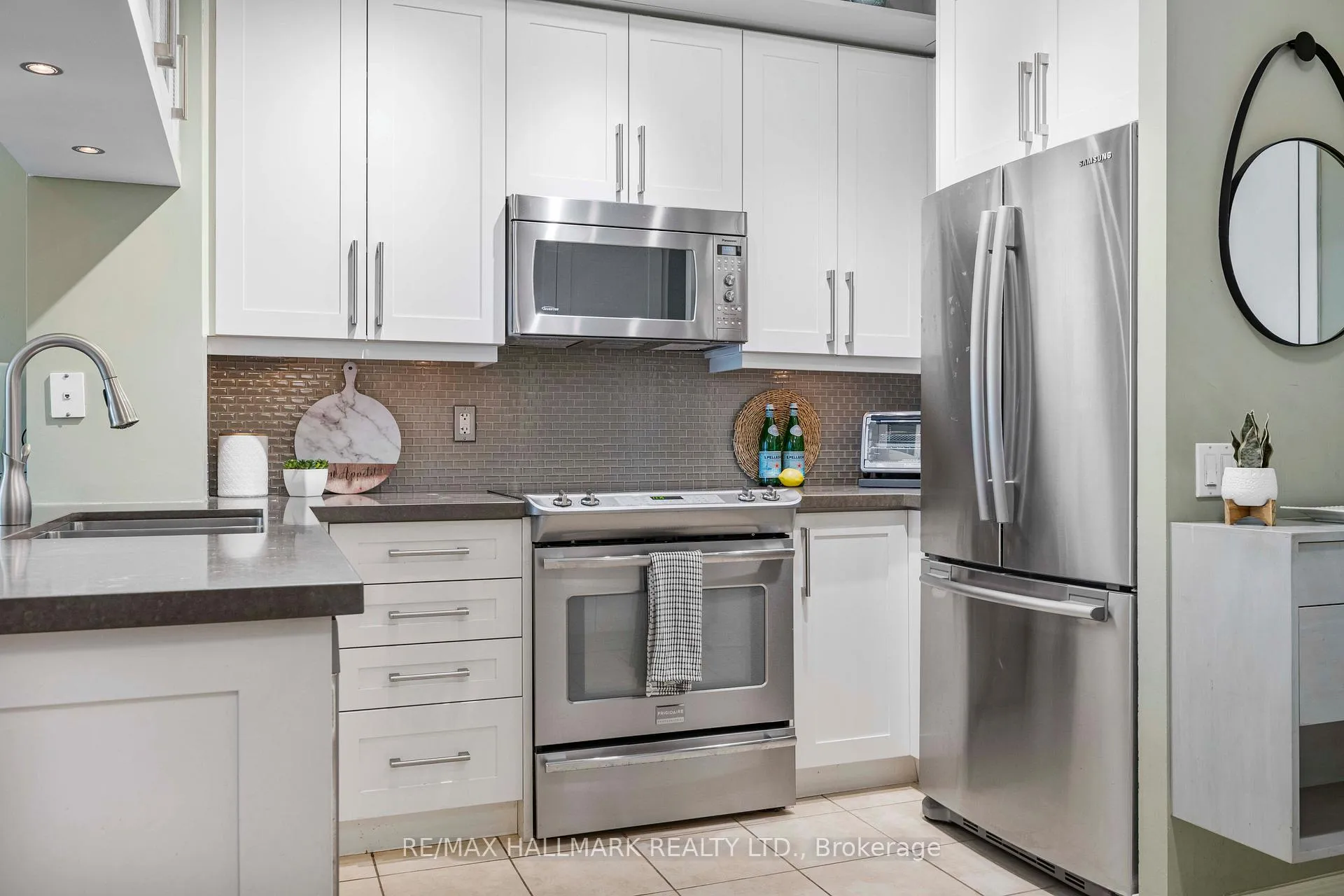 Photo 10 of Unit 224, 9 Boardwalk Drive, Toronto, The Beaches — HOMEH