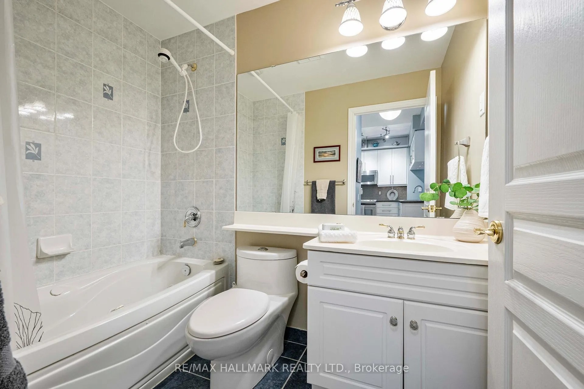 Photo 21 of Unit 224, 9 Boardwalk Drive, Toronto, The Beaches — HOMEH
