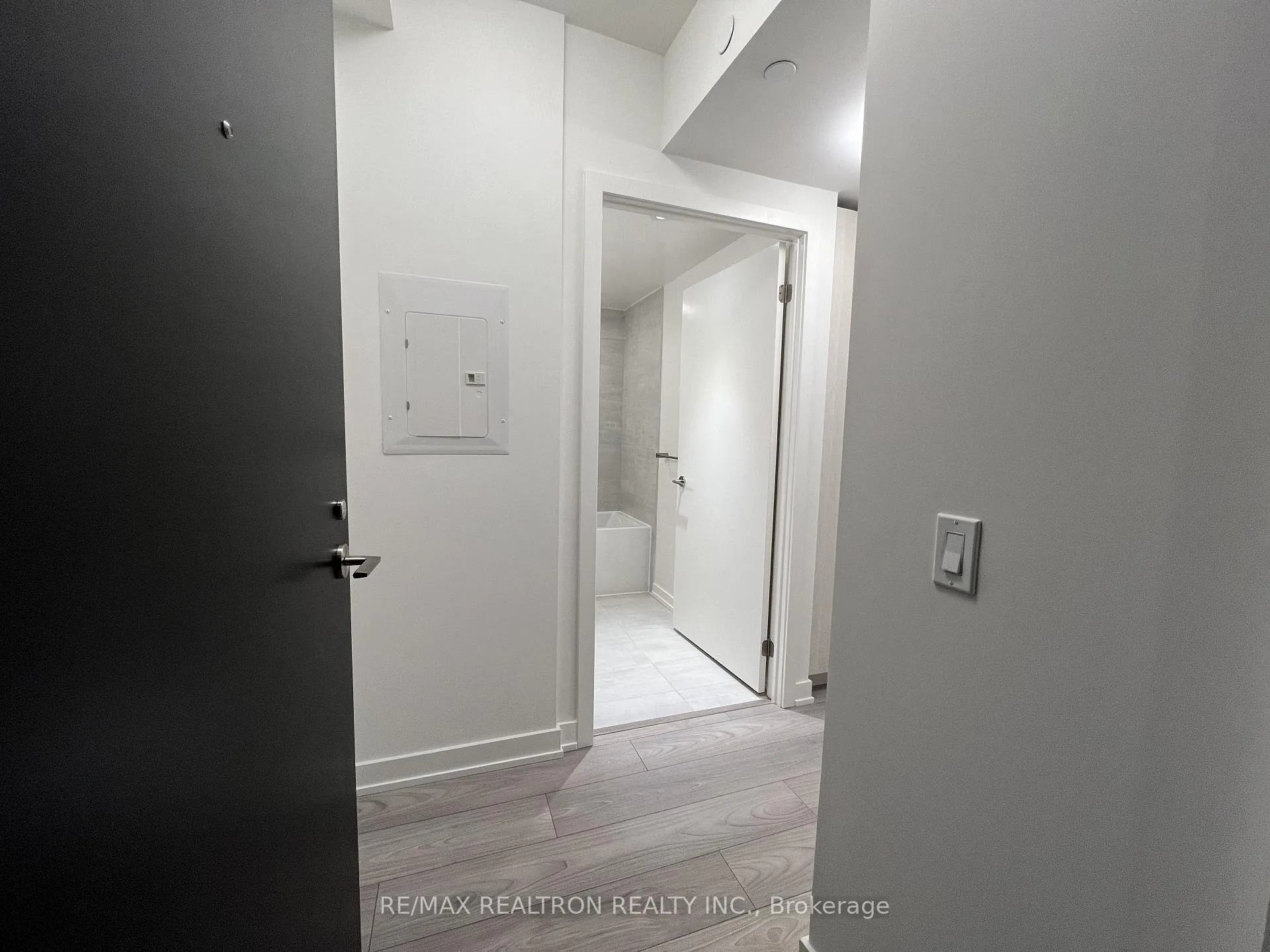 Photo 4 of 110 Broadway Avenue, Toronto, Mount Pleasant West — HOMEH