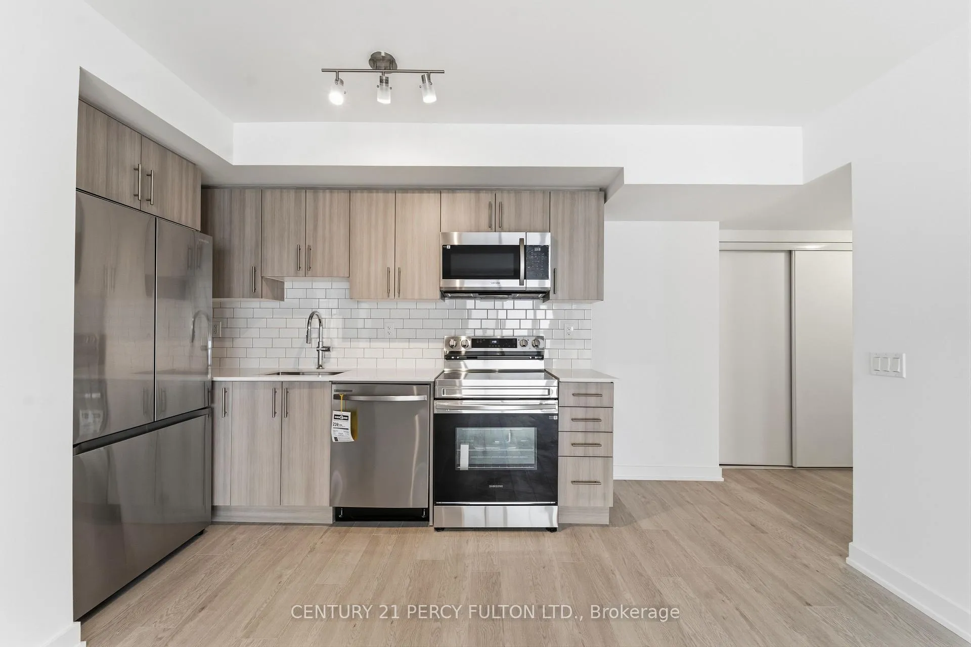Photo 8 of Unit 2508, 1010 Sandy Beach Road, Pickering, Bay Ridges — HOMEH