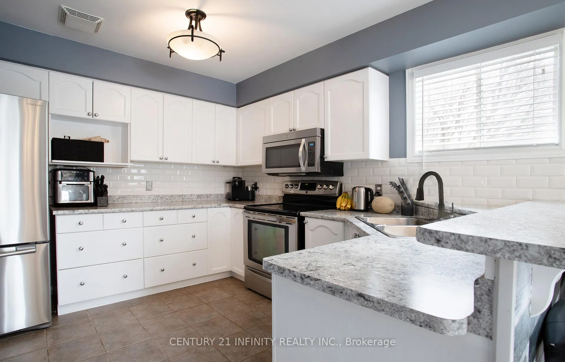 Photo 7 of 6 Granary Lane, Clarington, Courtice — HOMEH