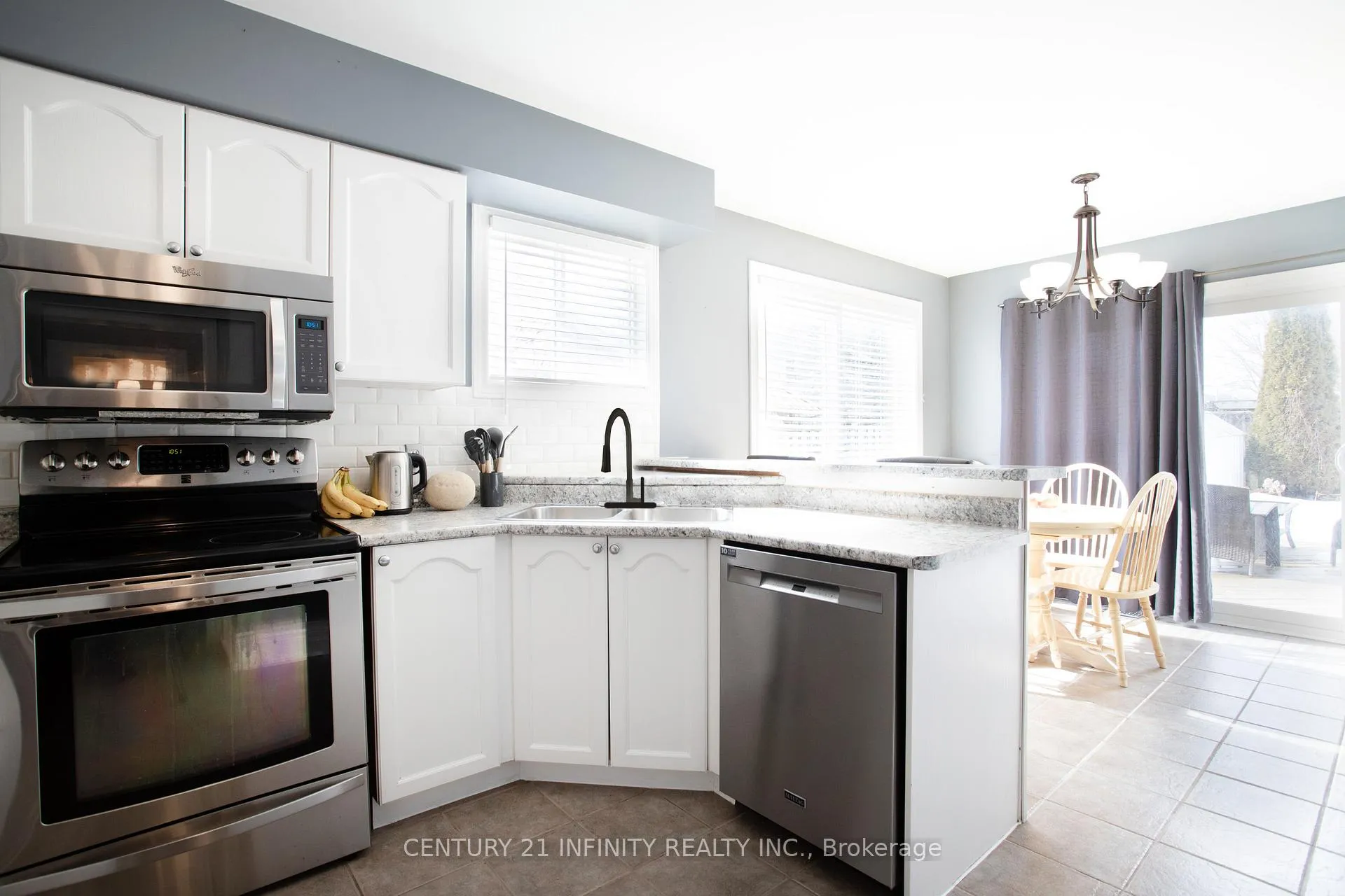Photo 8 of 6 Granary Lane, Clarington, Courtice — HOMEH