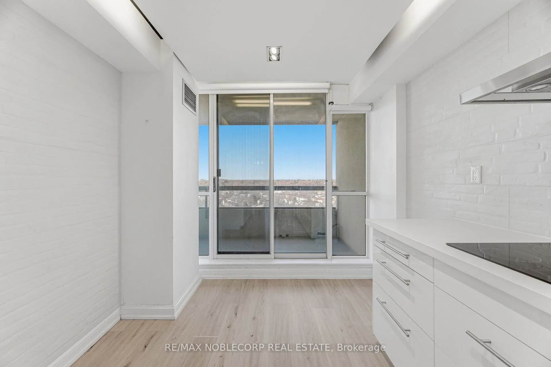 Photo 16 of Unit 1107, 22 Hanover Road, Brampton, Queen Street Corridor — HOMEH