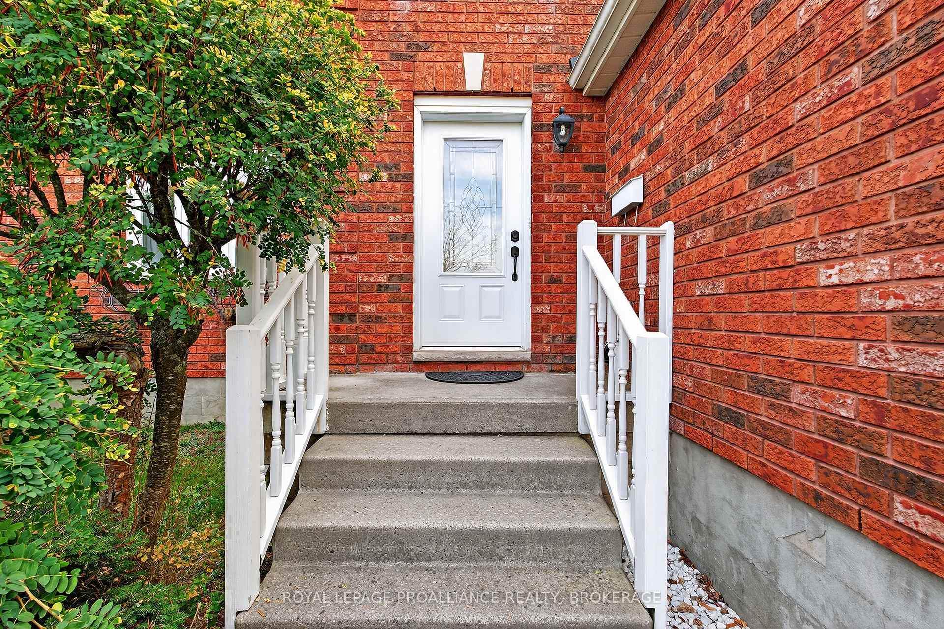 Photo 3 of 520 Citation Crescent, Kingston, City Southwest — HOMEH