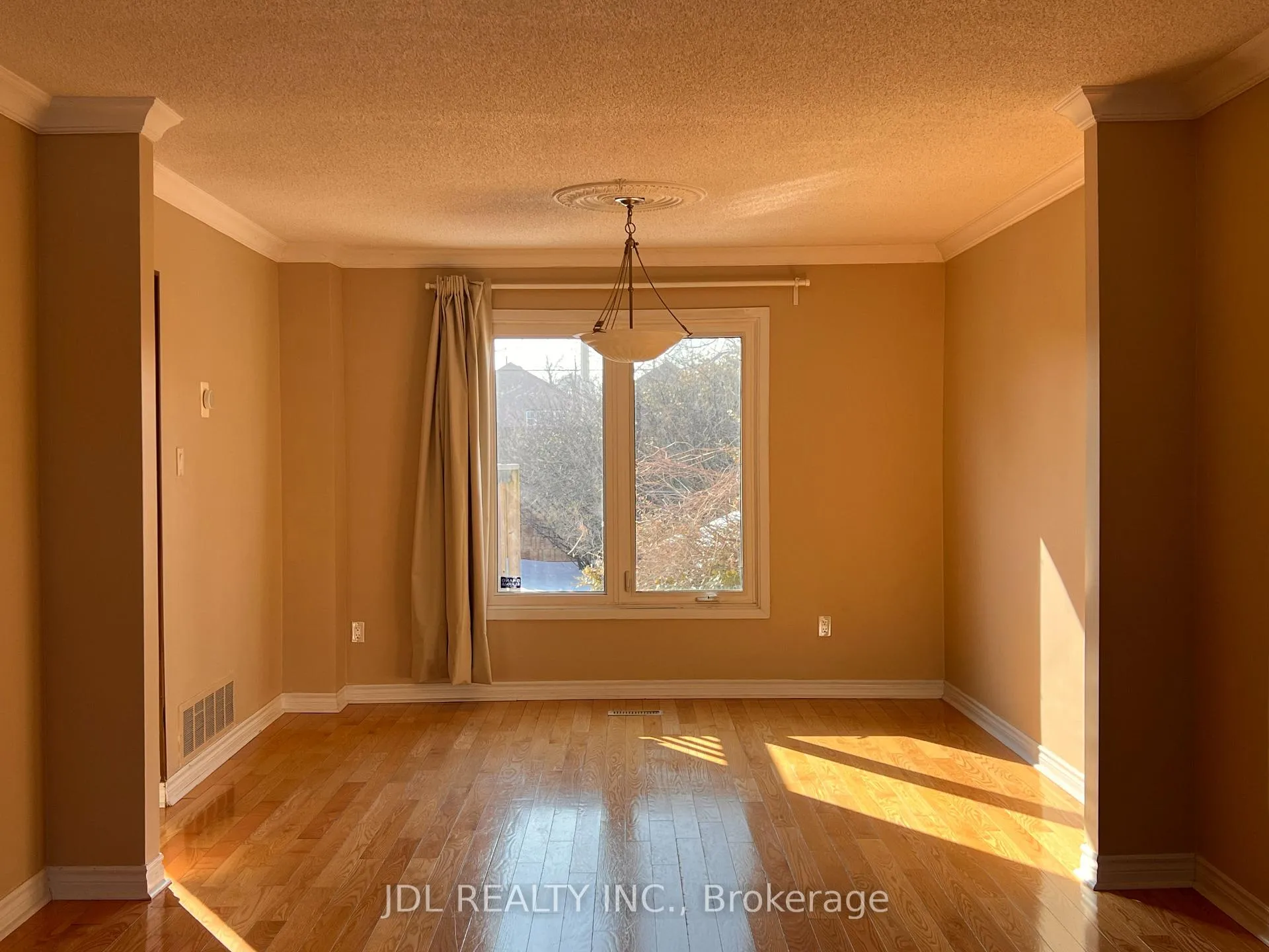 Photo 3 of 81 Gailcrest Circle, Vaughan, Crestwood-Springfarm-Yorkhill — HOMEH