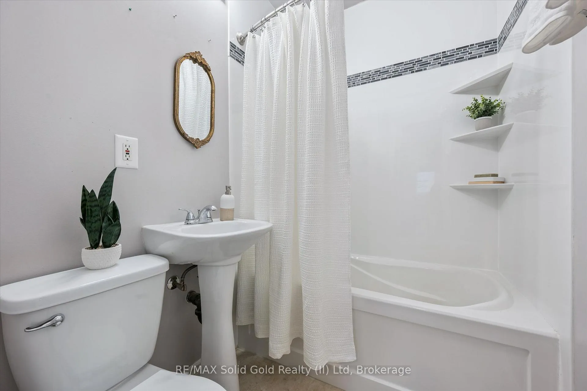 Photo 17 of 1135 Queens Boulevard, Kitchener — HOMEH