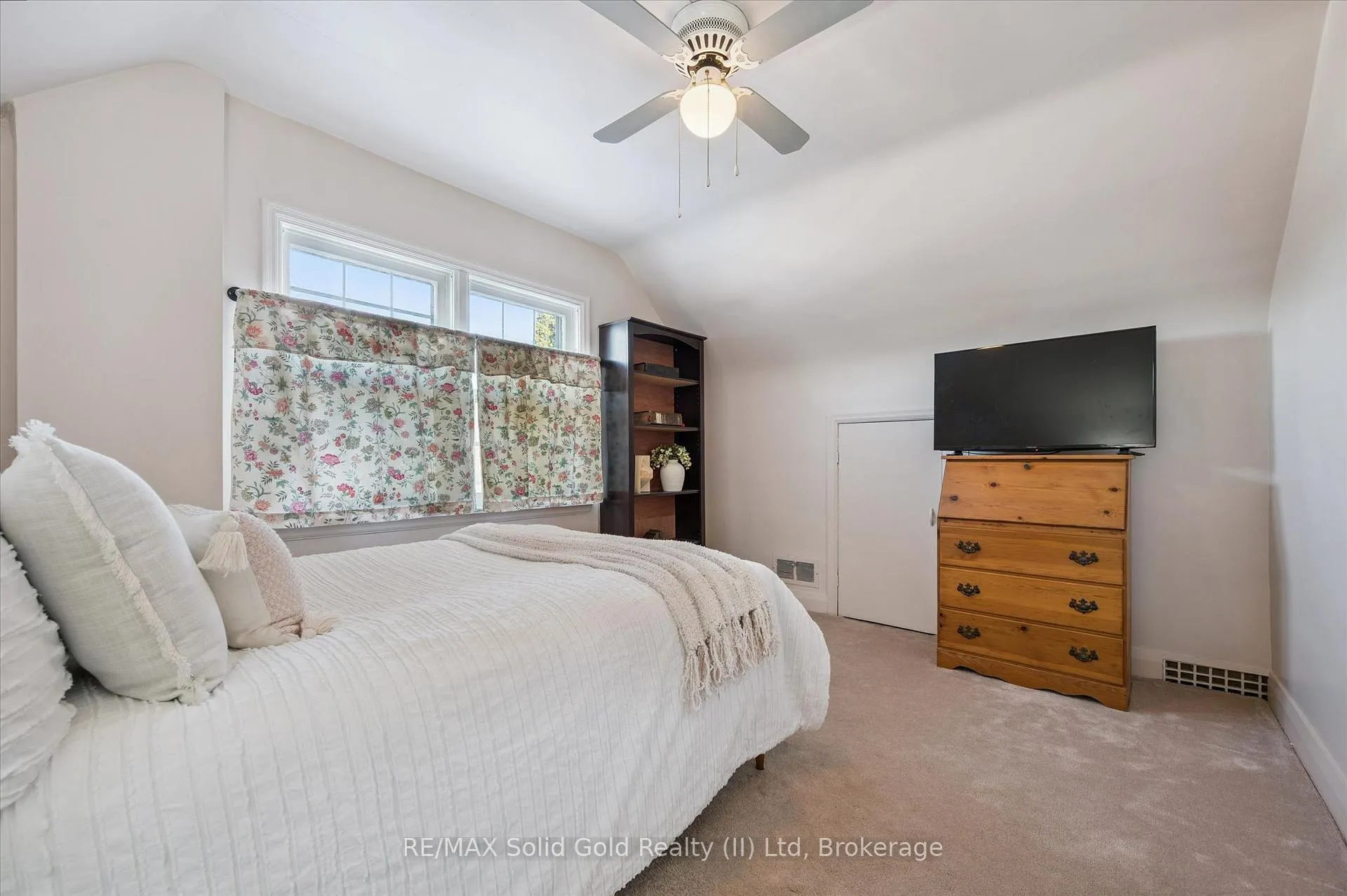 Photo 20 of 1135 Queens Boulevard, Kitchener — HOMEH