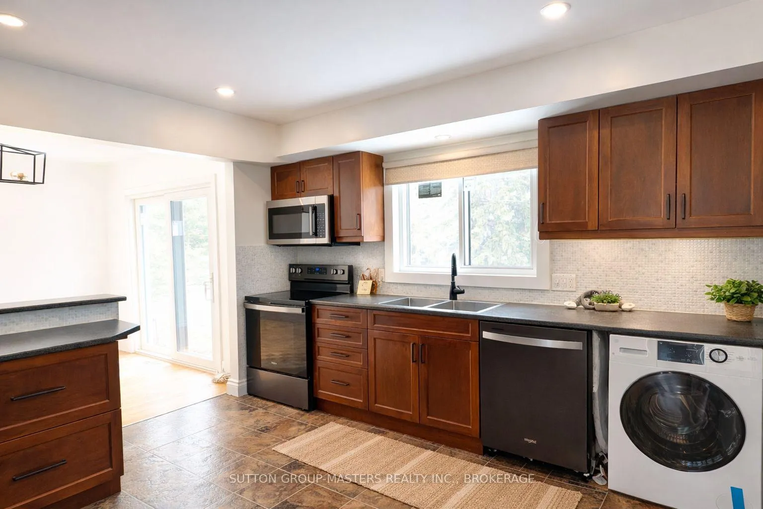 Photo 7 of 150 Manitou Crescent W, Loyalist, Amherstview — HOMEH