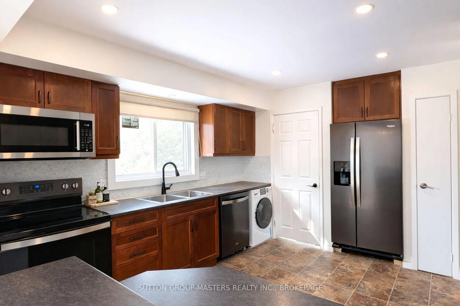 Photo 9 of 150 Manitou Crescent W, Loyalist, Amherstview — HOMEH