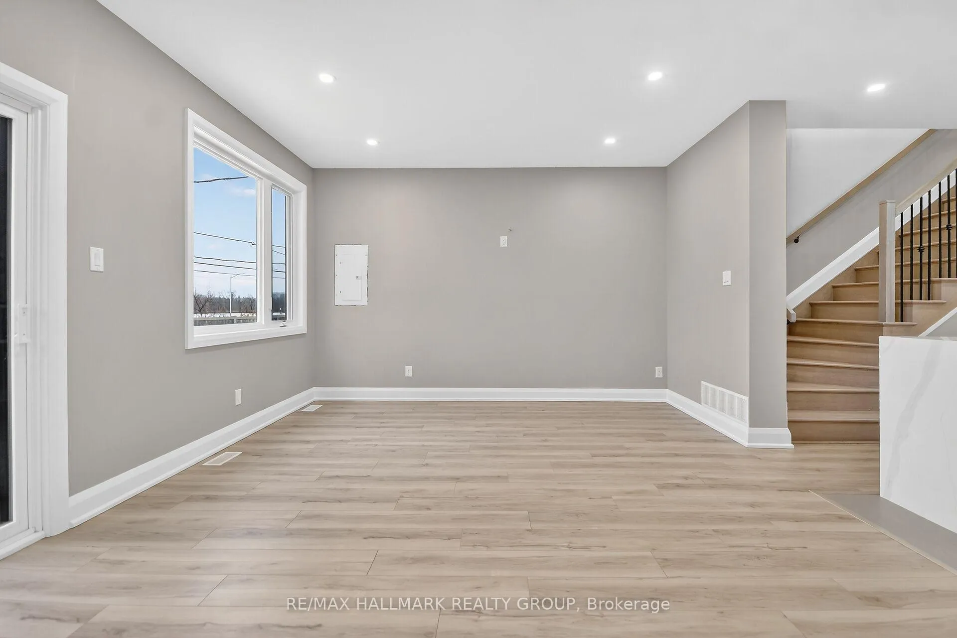 Photo 17 of 74 Burnett's Grove Circle, Ottawa, Barrhaven - Pheasant Run — HOMEH
