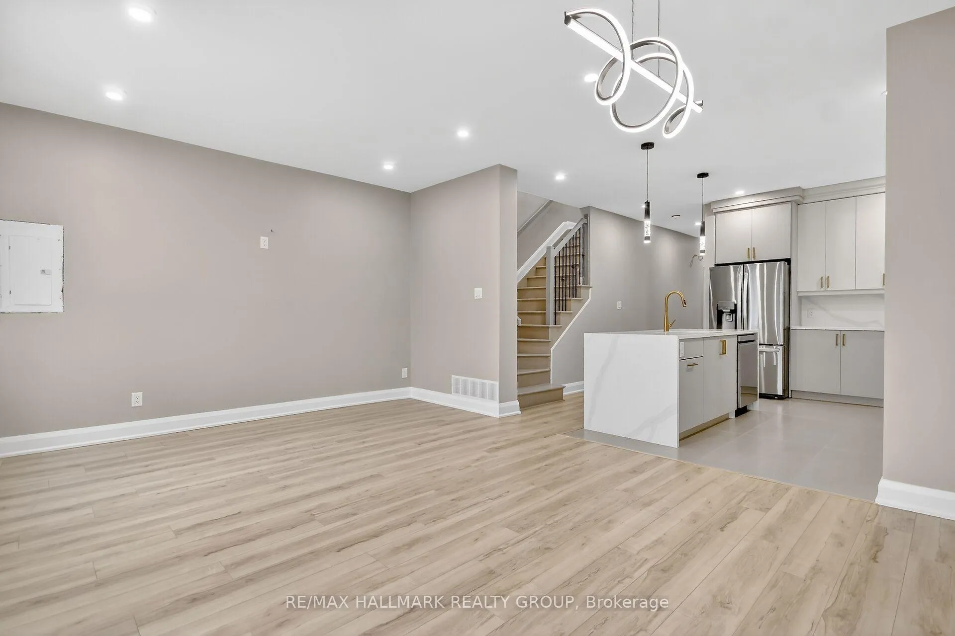 Photo 19 of 74 Burnett's Grove Circle, Ottawa, Barrhaven - Pheasant Run — HOMEH