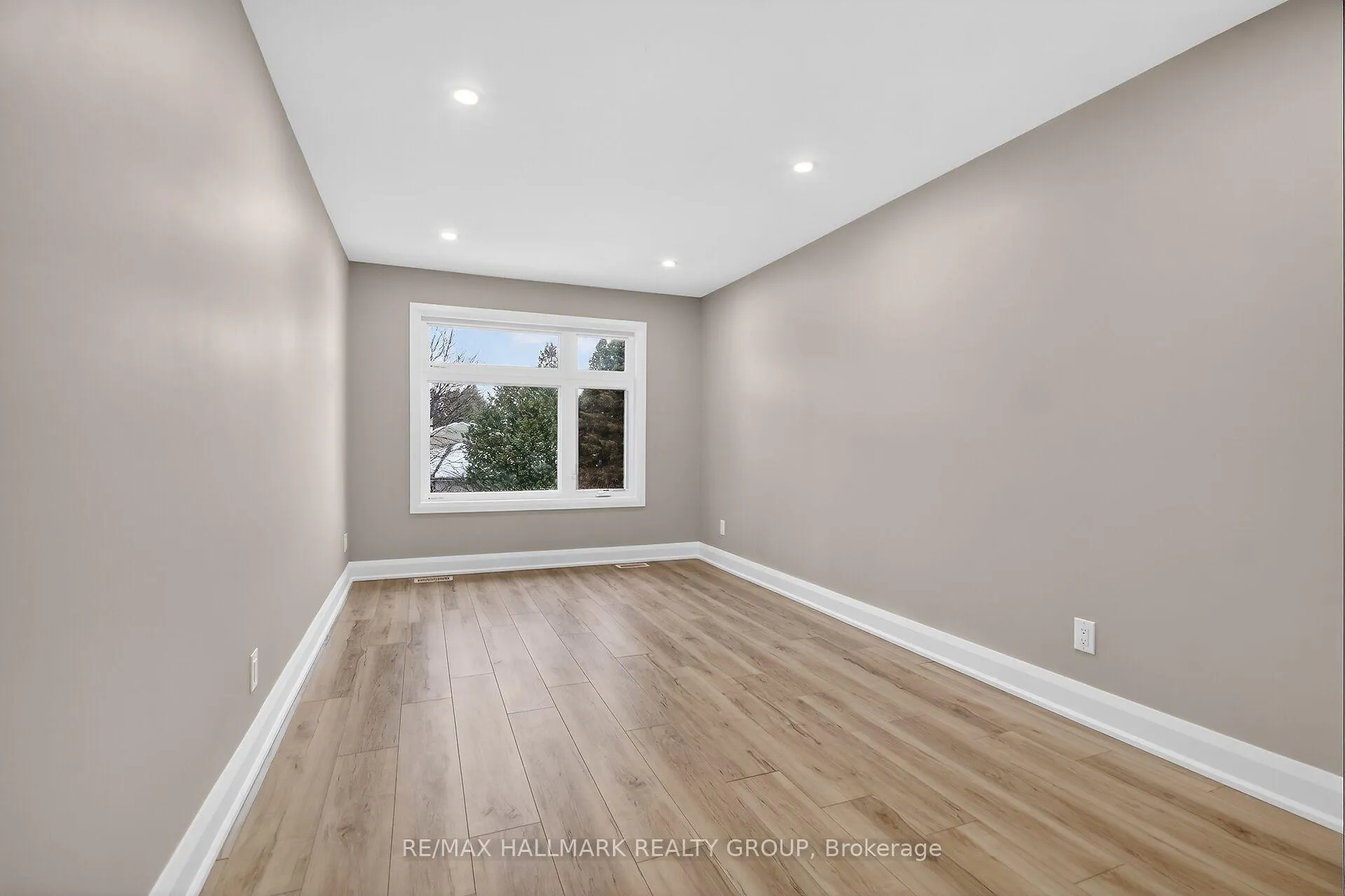 Photo 37 of 74 Burnett's Grove Circle, Ottawa, Barrhaven - Pheasant Run — HOMEH