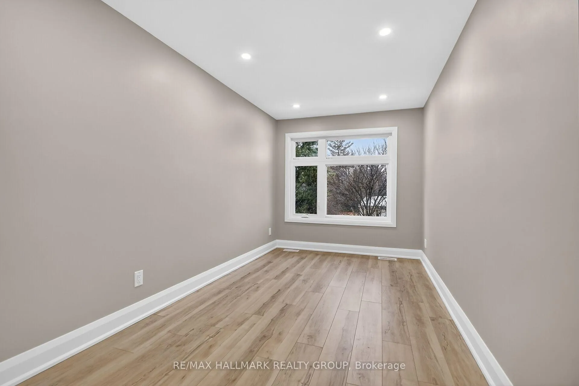 Photo 40 of 74 Burnett's Grove Circle, Ottawa, Barrhaven - Pheasant Run — HOMEH