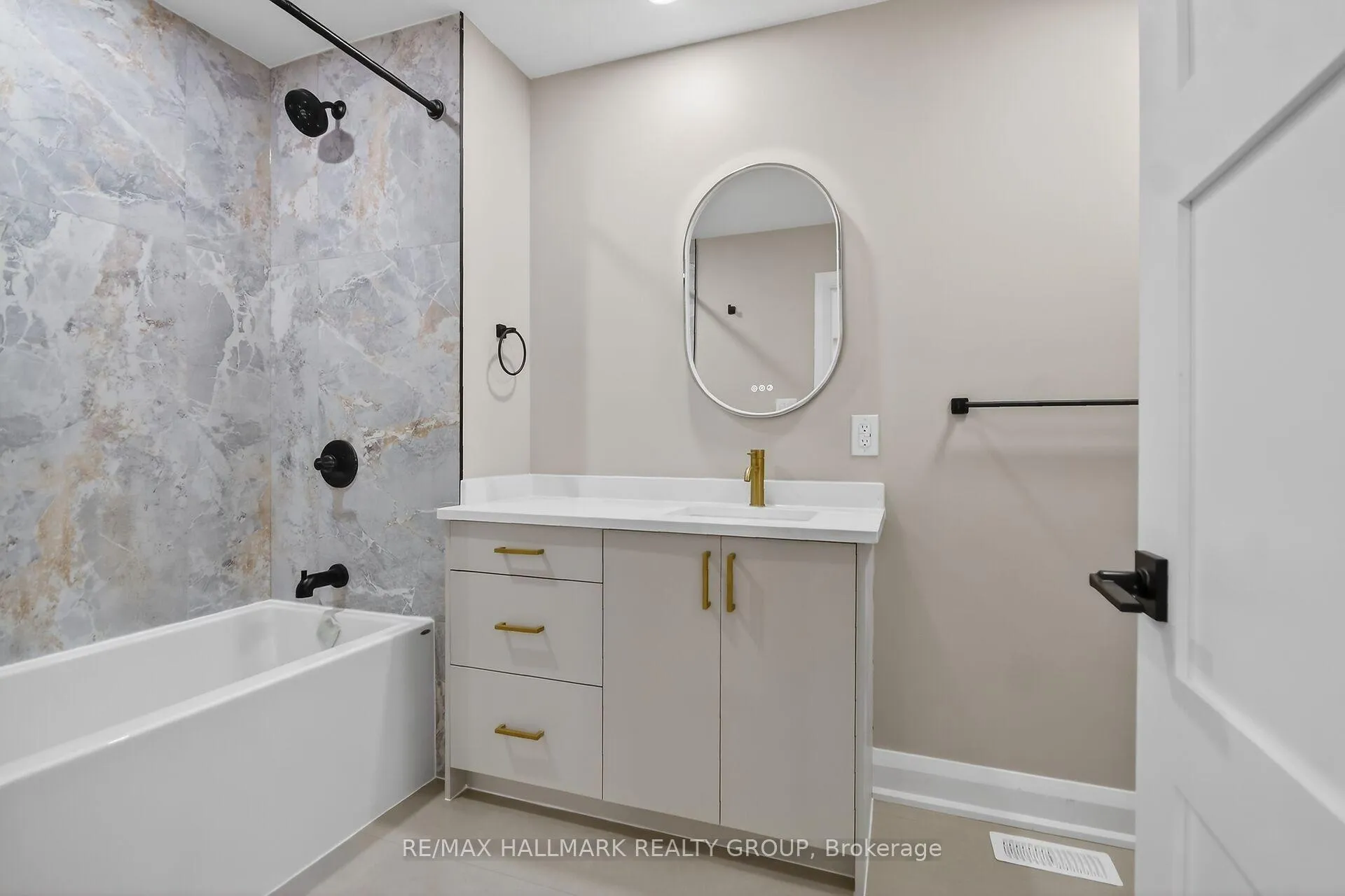 Photo 46 of 74 Burnett's Grove Circle, Ottawa, Barrhaven - Pheasant Run — HOMEH