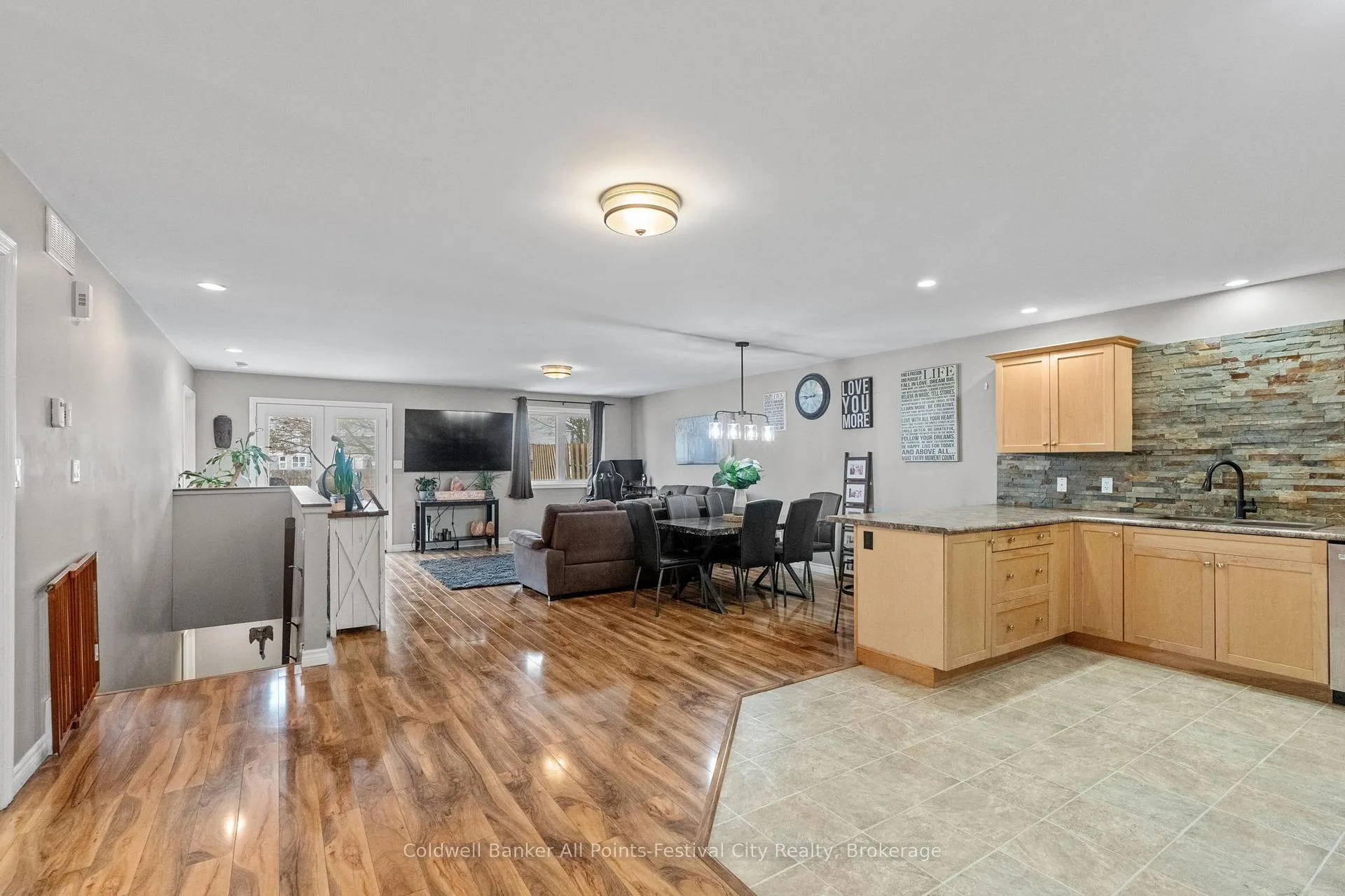 Photo 10 of 184 Toronto Boulevard, Huron East, Vanastra — HOMEH