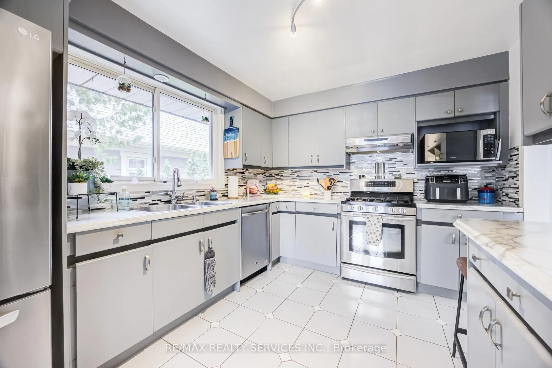 Photo 15 of 761 Sunset Road, Burlington, LaSalle — HOMEH