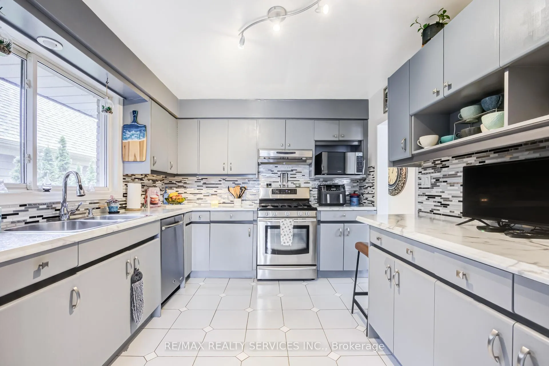 Photo 16 of 761 Sunset Road, Burlington, LaSalle — HOMEH