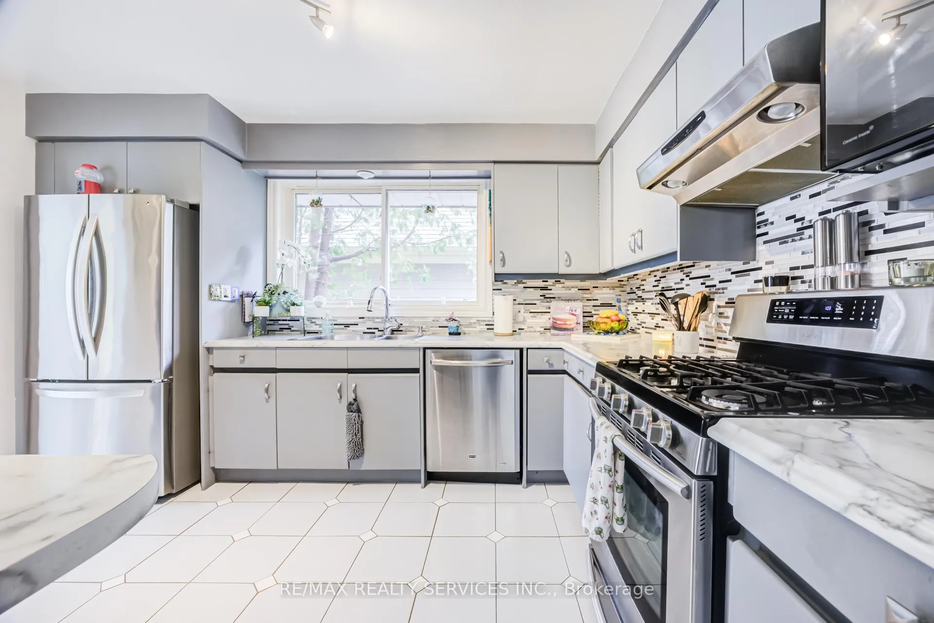 Photo 18 of 761 Sunset Road, Burlington, LaSalle — HOMEH