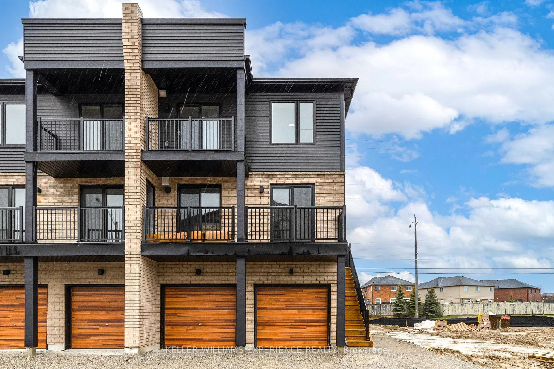 Photo 2 of Unit 6, 53 Pumpkin Corner Crescent, Barrie, Innis-Shore — HOMEH