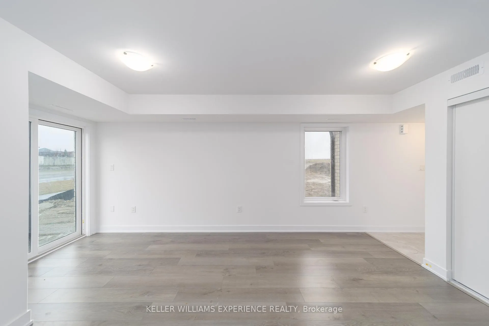 Photo 7 of Unit 6, 53 Pumpkin Corner Crescent, Barrie, Innis-Shore — HOMEH