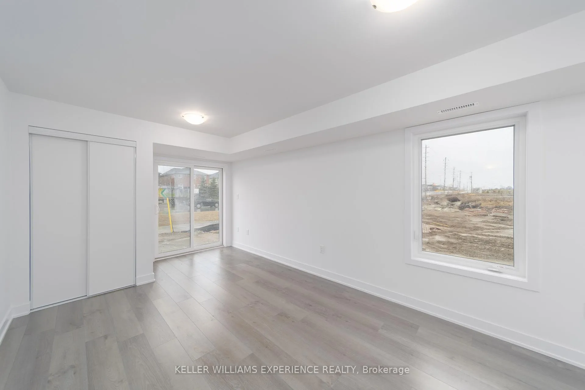Photo 8 of Unit 6, 53 Pumpkin Corner Crescent, Barrie, Innis-Shore — HOMEH