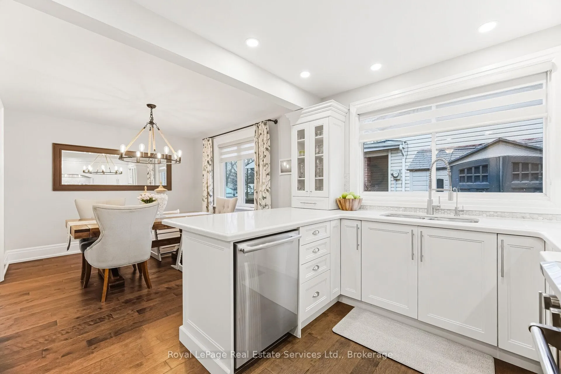 Photo 10 of 667 Lomond Crescent, Burlington, Shoreacres — HOMEH