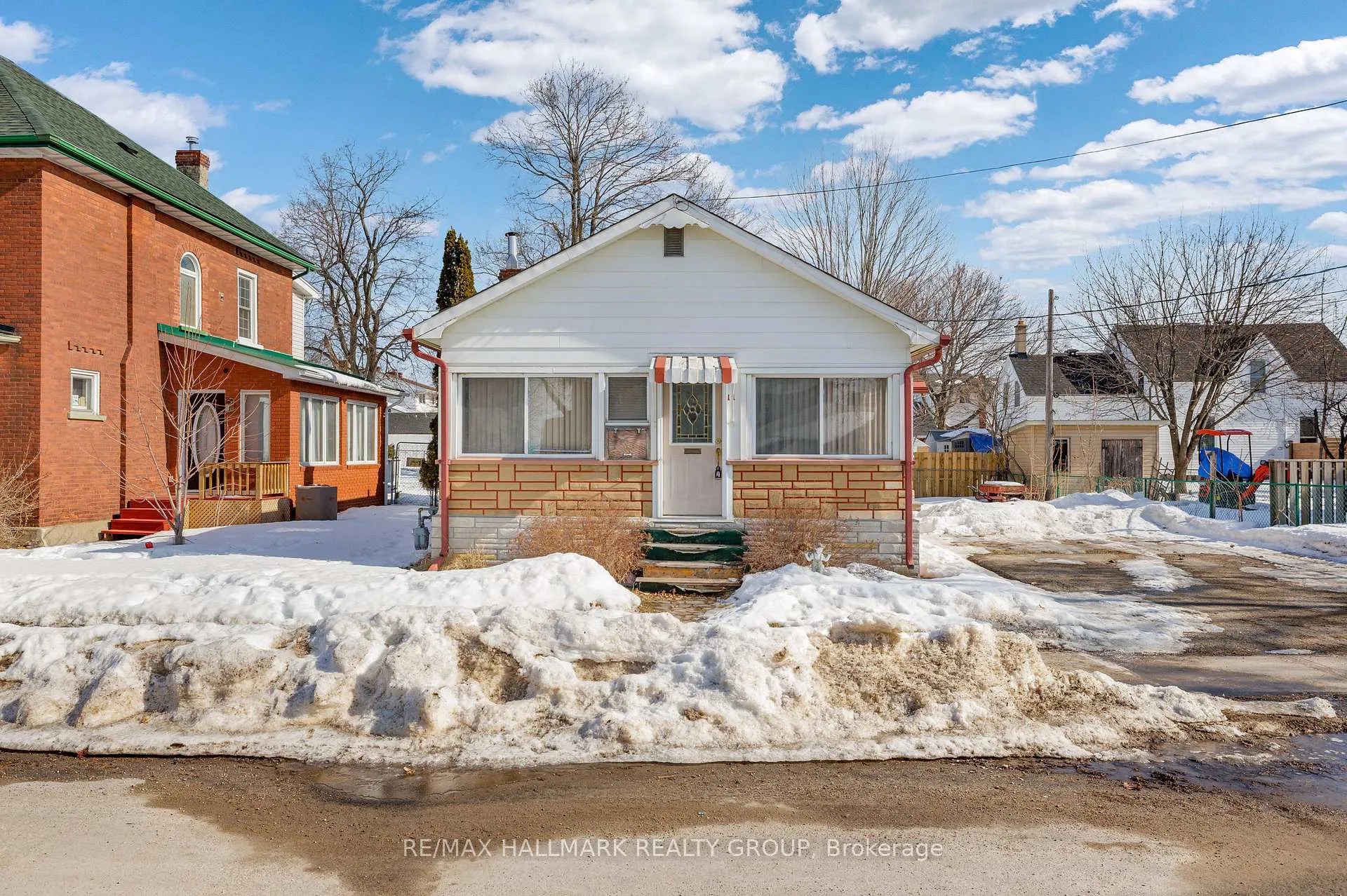 Photo 2 of 11 Maitland Street, Smiths Falls — HOMEH