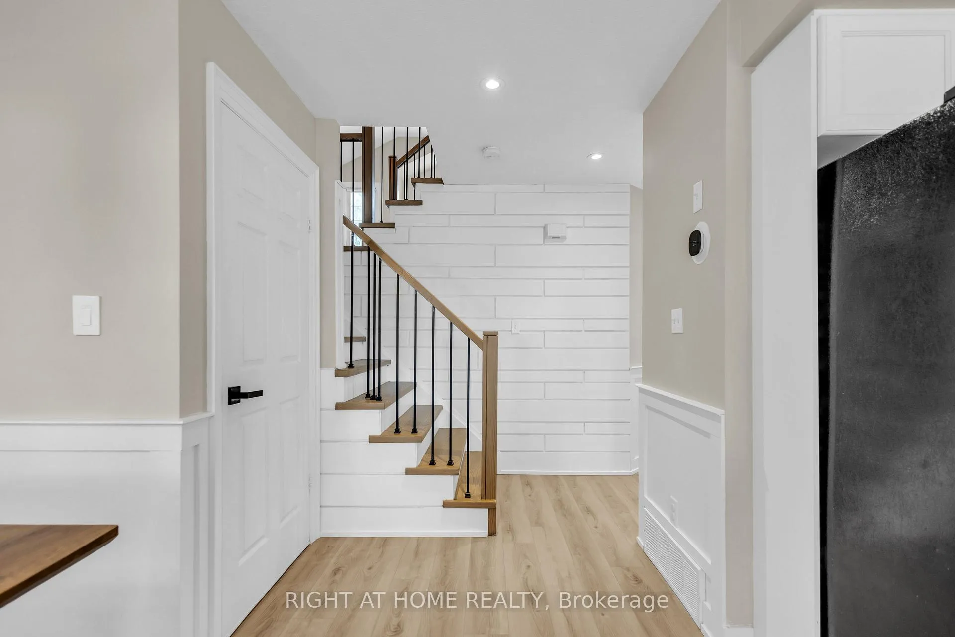 Photo 5 of 552 Activa Avenue, Kitchener, Larentian West — HOMEH