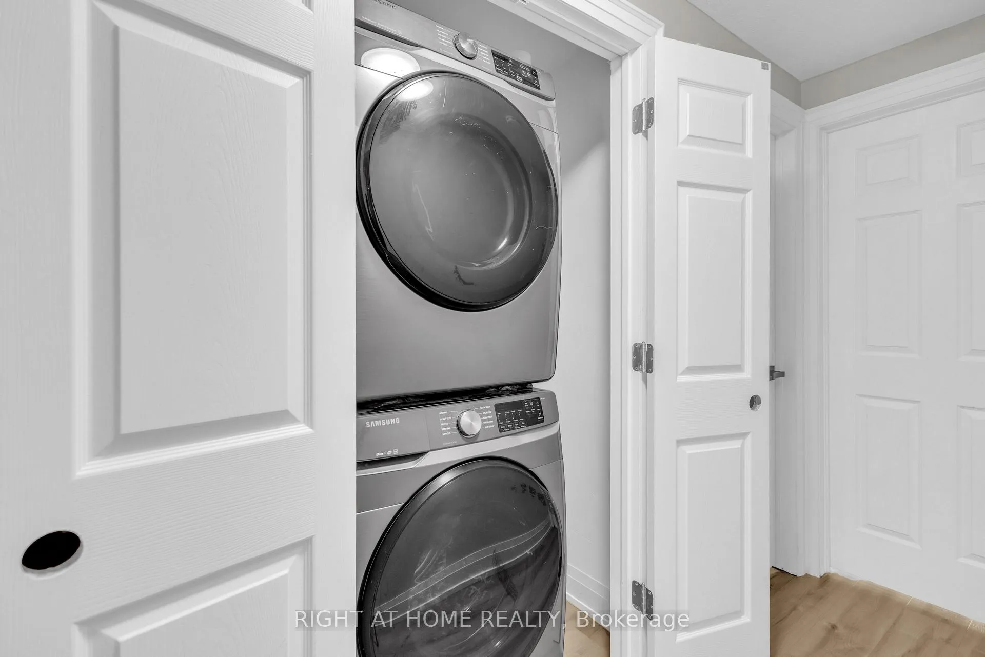 Photo 24 of 552 Activa Avenue, Kitchener, Larentian West — HOMEH