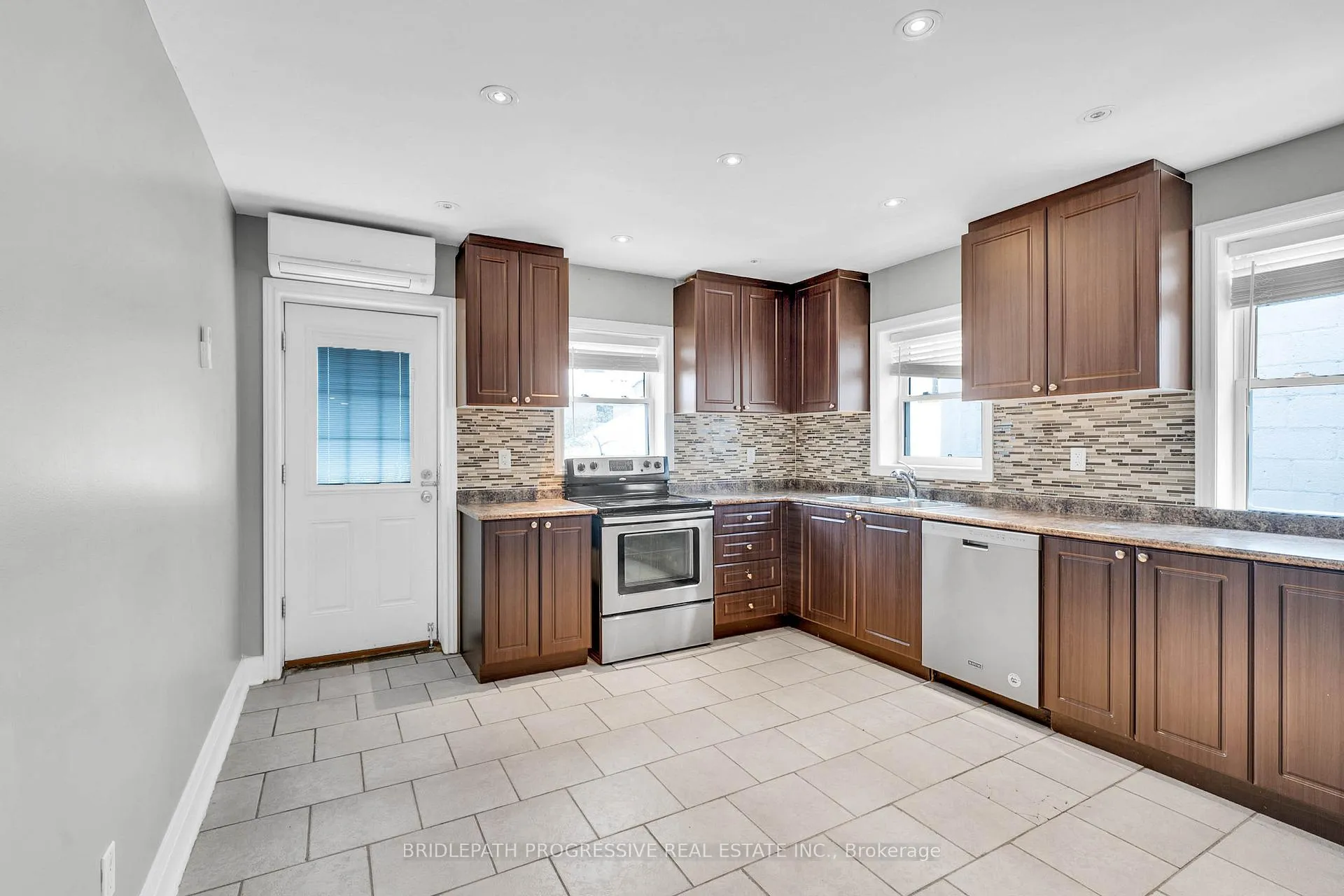 Photo 10 of Unit A, 1898 Avenue Road, Toronto, Bedford Park-Nortown — HOMEH