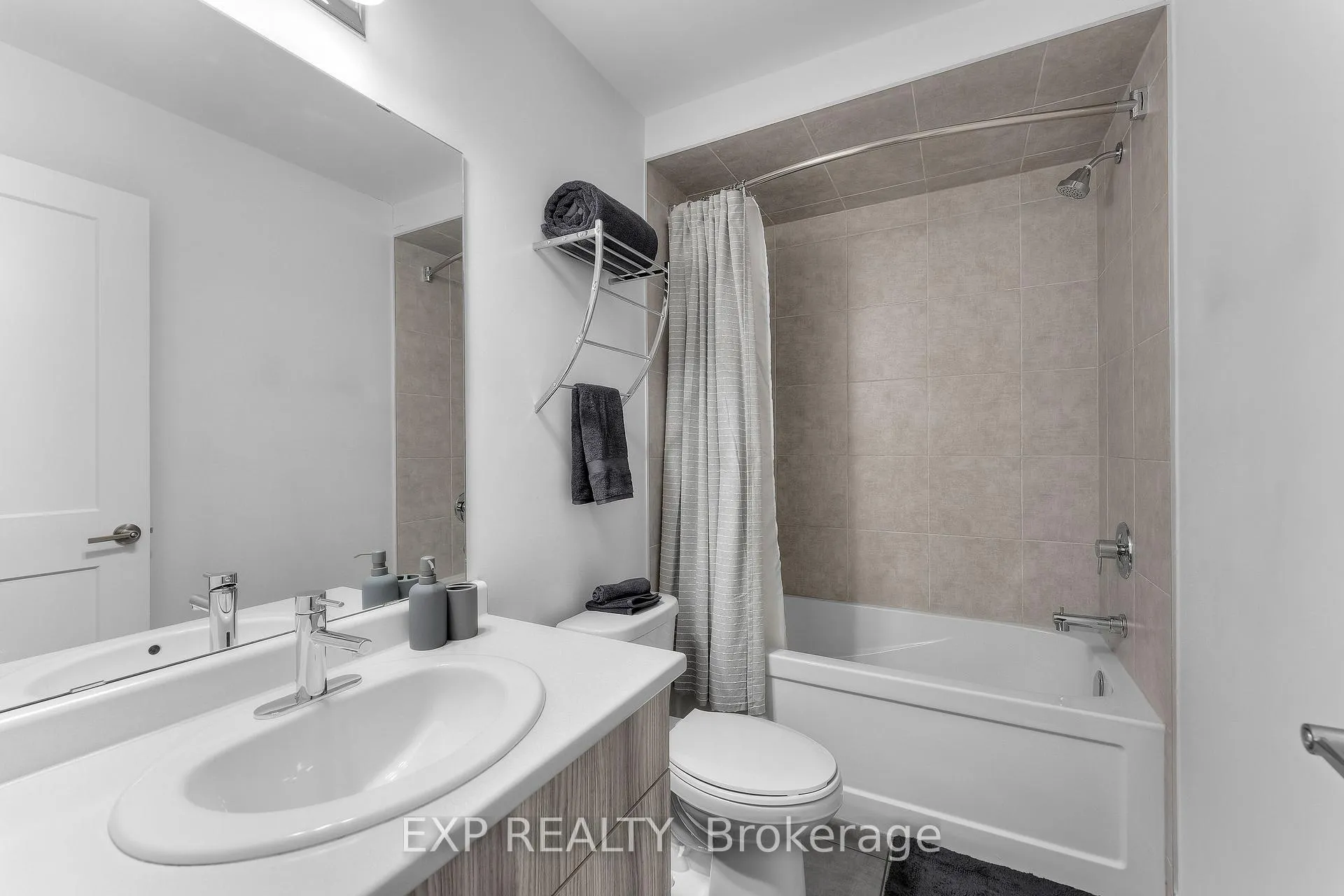 Photo 21 of 3998 Crown Street, Lincoln, Beamsville — HOMEH