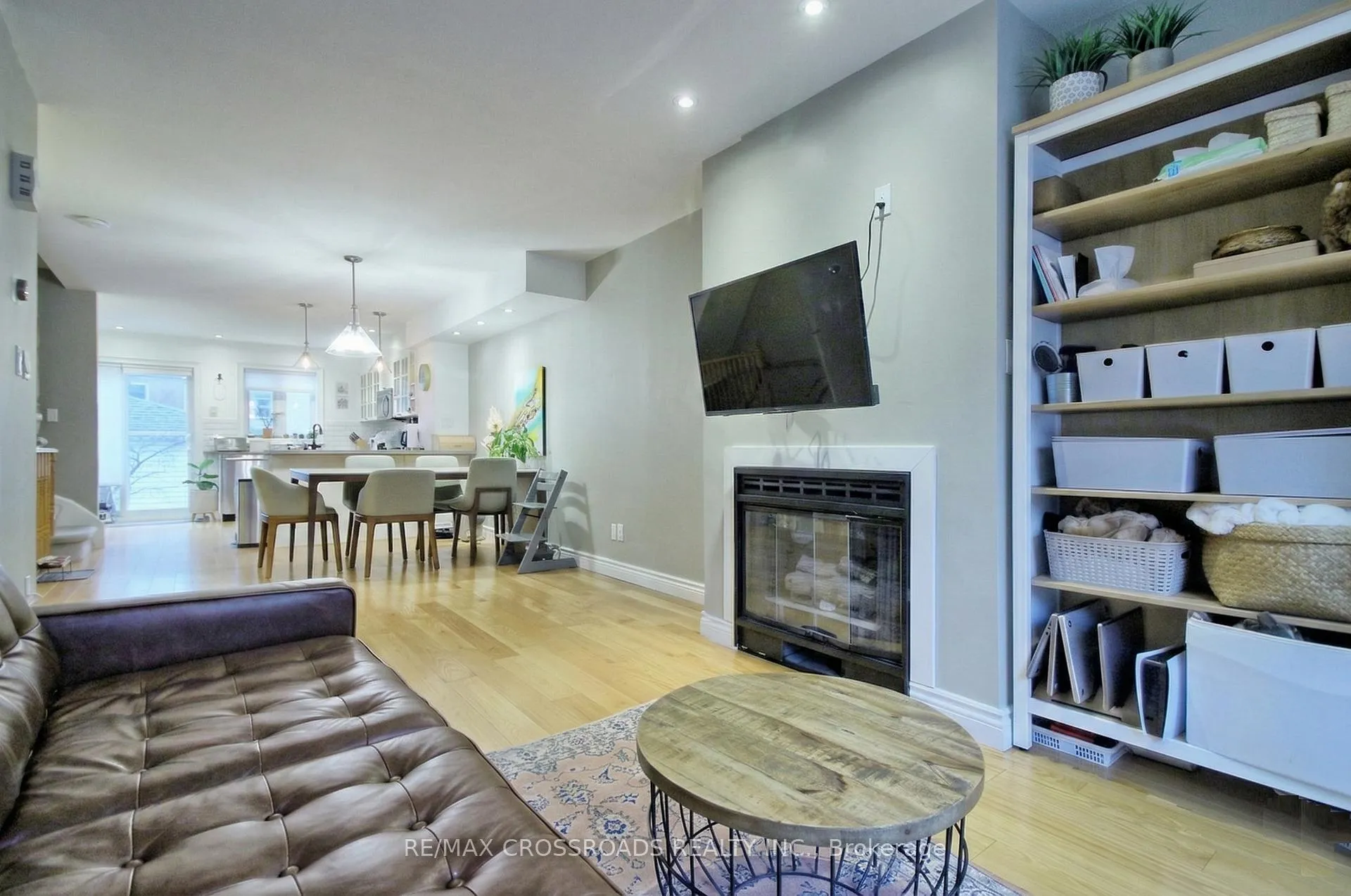 Photo 4 of 20 Brick Court, Toronto, Greenwood-Coxwell — HOMEH