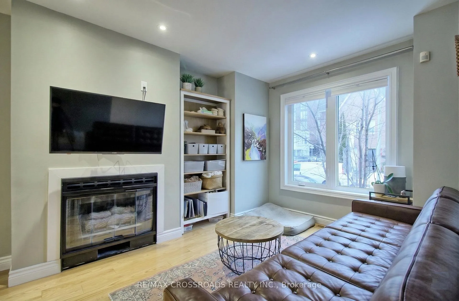 Photo 5 of 20 Brick Court, Toronto, Greenwood-Coxwell — HOMEH