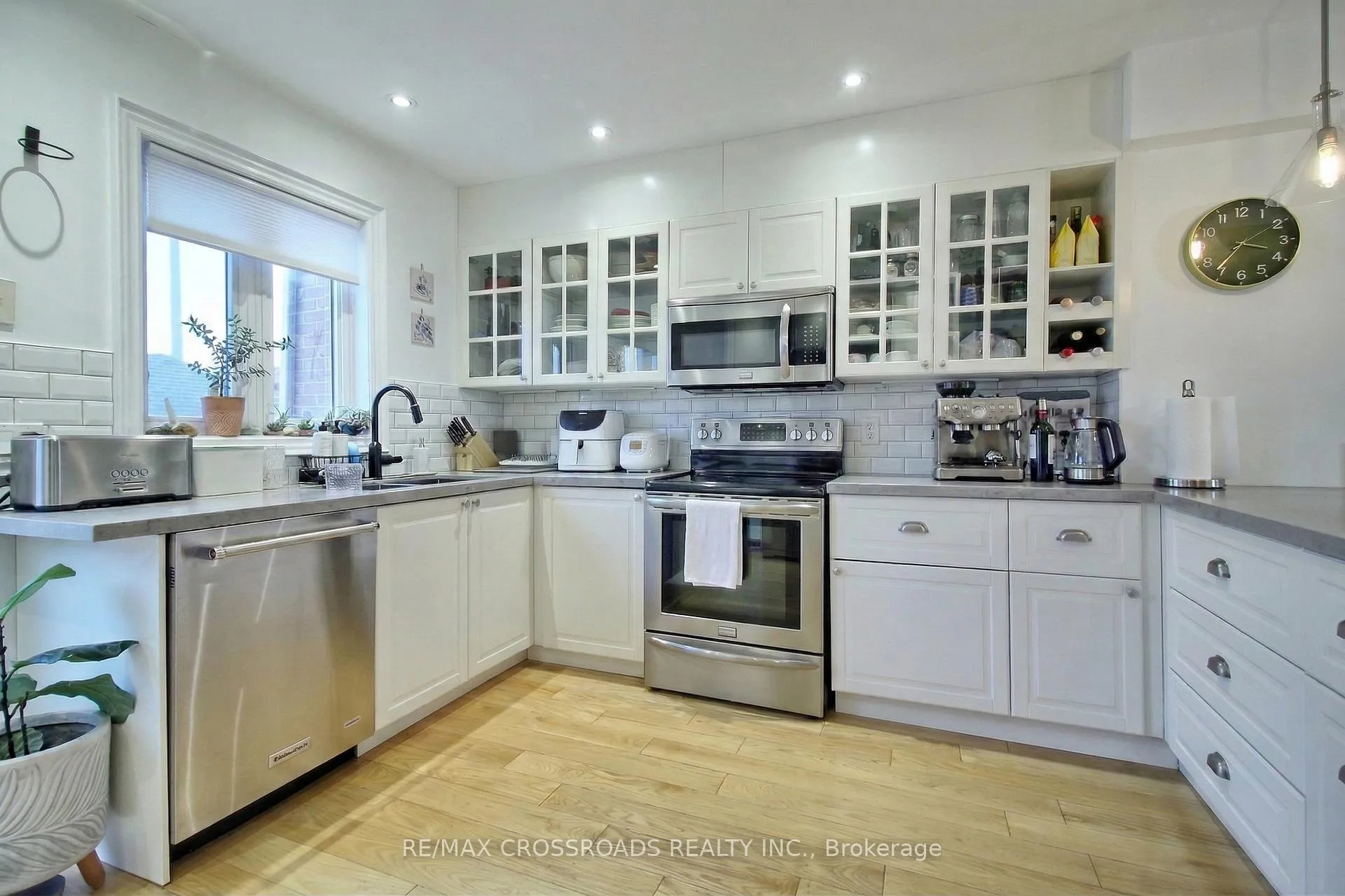 Photo 10 of 20 Brick Court, Toronto, Greenwood-Coxwell — HOMEH