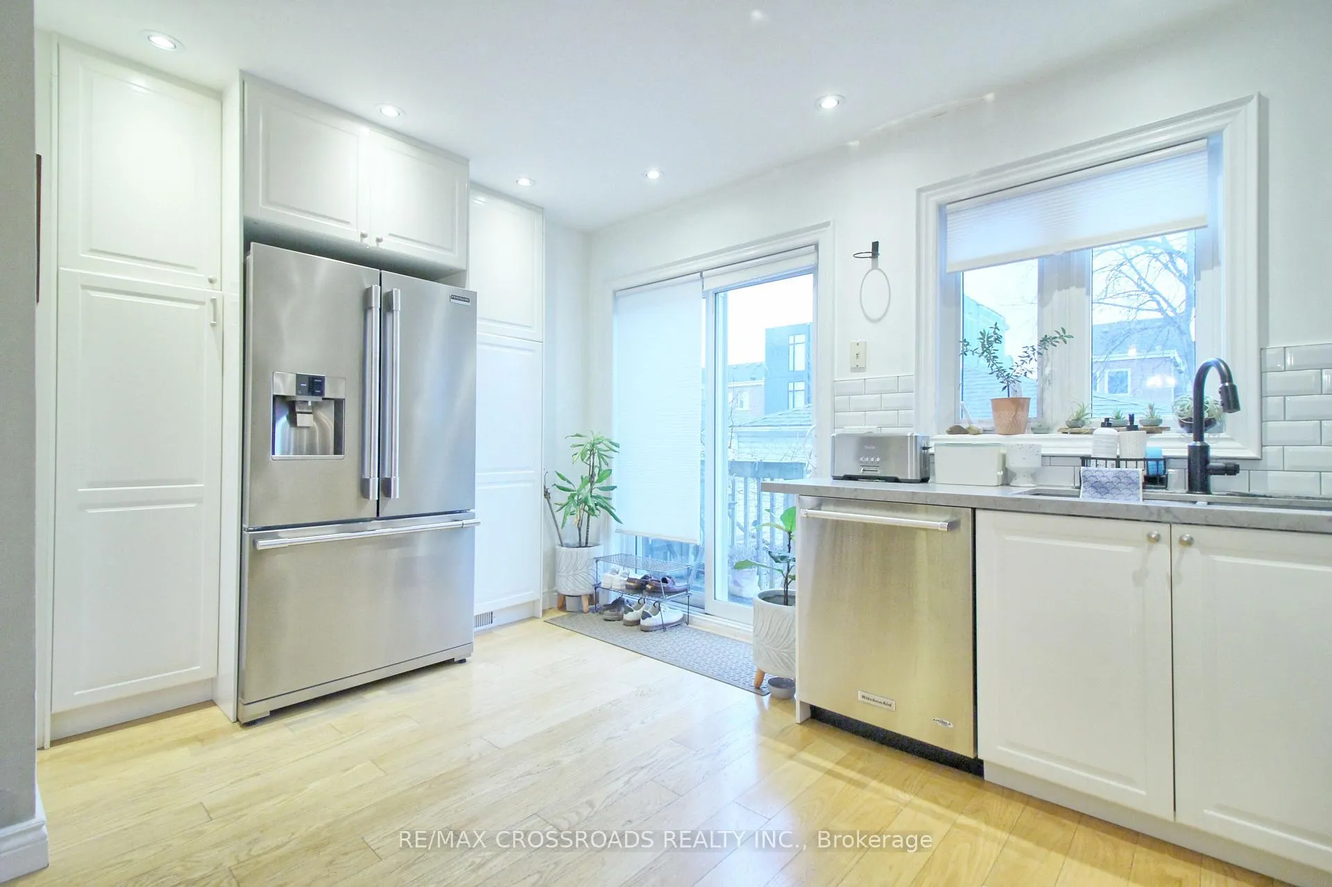 Photo 11 of 20 Brick Court, Toronto, Greenwood-Coxwell — HOMEH
