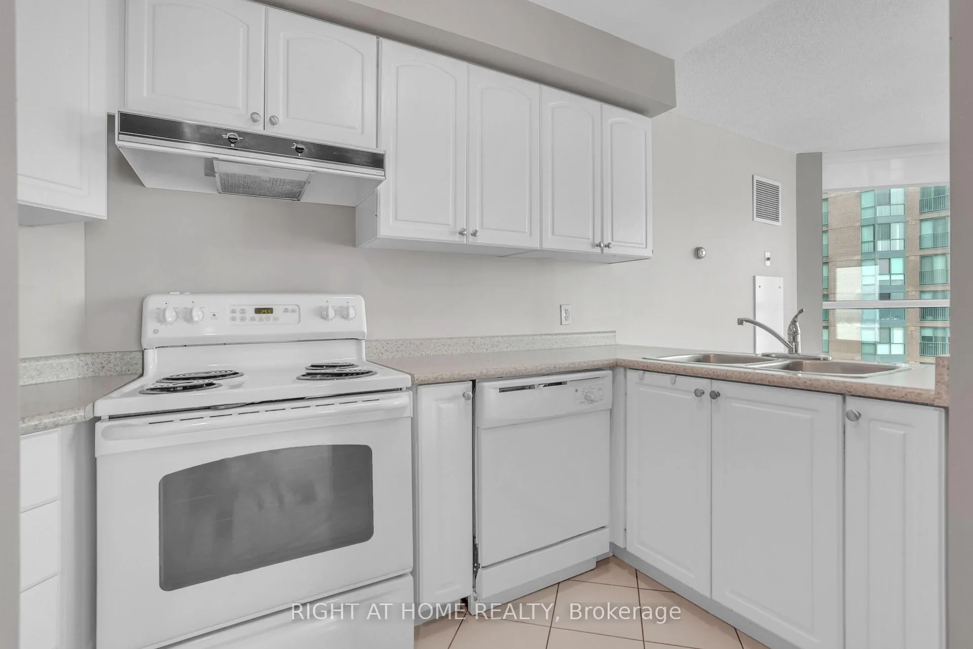 Photo 9 of Unit 807, 140 Dunlop Street E, Barrie, City Centre — HOMEH
