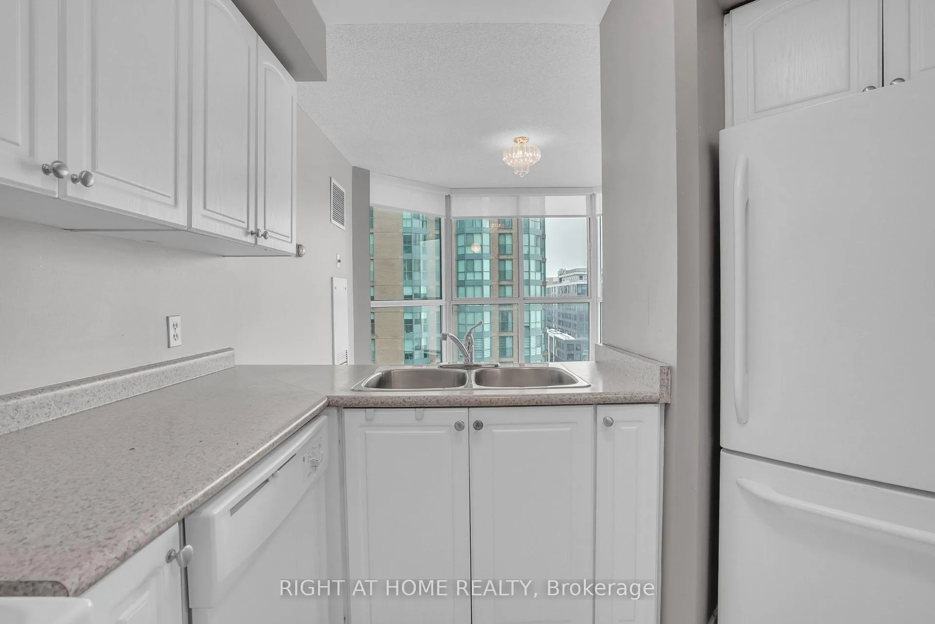 Photo 11 of Unit 807, 140 Dunlop Street E, Barrie, City Centre — HOMEH