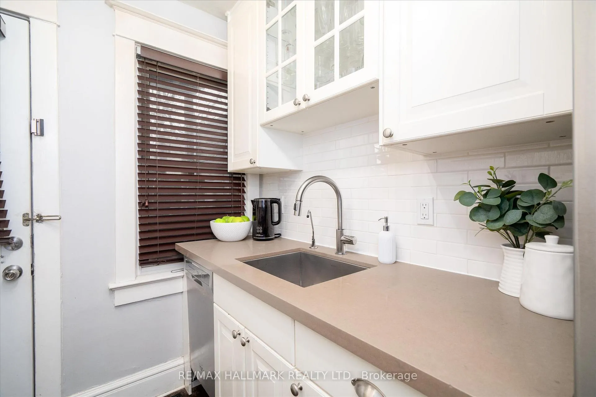 Photo 12 of 282 Lee Avenue, Toronto, The Beaches — HOMEH