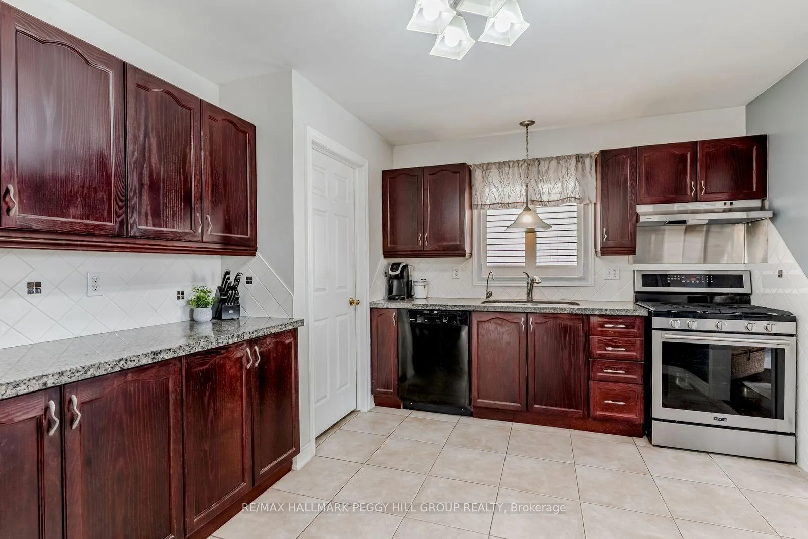 Photo 5 of 25 Kell Place, Barrie, Bayshore — HOMEH