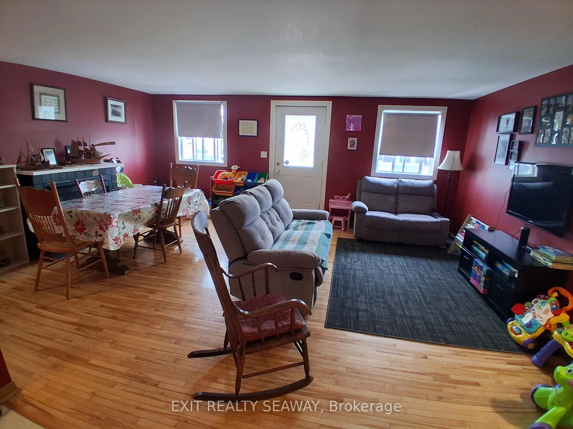 Photo 2 of 303 Eleventh Street W, Cornwall — HOMEH