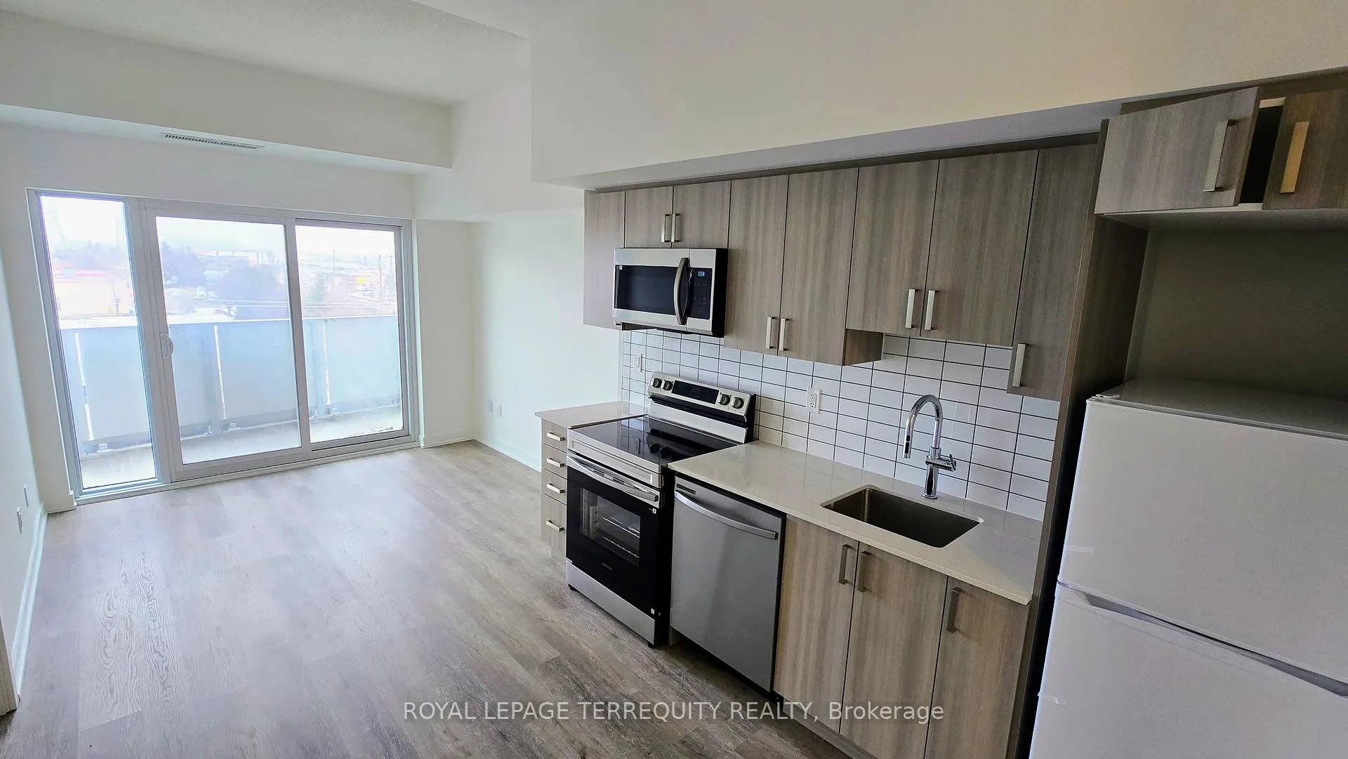 Photo 3 of Unit 406, 1010 Sandy Beach Road, Pickering, Bay Ridges — HOMEH