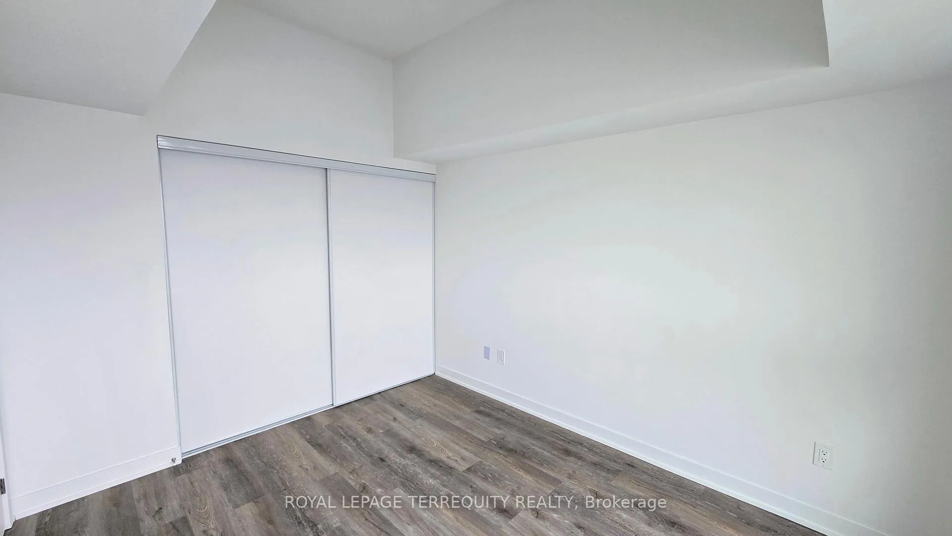 Photo 5 of Unit 406, 1010 Sandy Beach Road, Pickering, Bay Ridges — HOMEH